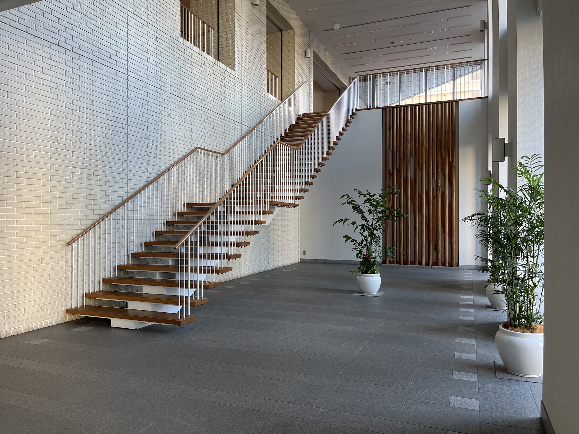 吹き抜け階段のある空間